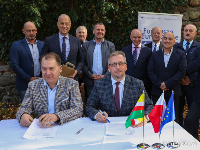Uczestnicy konferencji prasowej dot. rozbudowy infrastruktury rowerowej na terenie województwa lubuskiego w Gminie Szprotawa – VELO SPROTAVIA”.