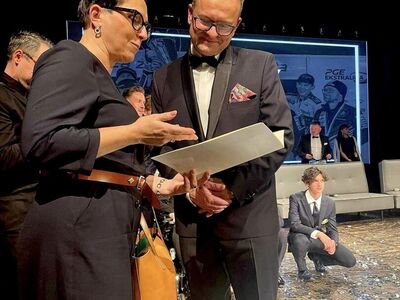 W Teatrze im. Juliusza Osterwy w Gorzowie Wlkp. odbyła się gala z okazji jubileuszu 75-lecia Stali Gorzów. Posłanka na Sejm RP Krystyna Sibińska prezesowi Stali Waldemarowi Sadowskiemu przekazała życzenia nie tylko w swoim imieniu, ale też od "Sejmowego Klubu Parlamentarzystów z Miast Żużlowych".