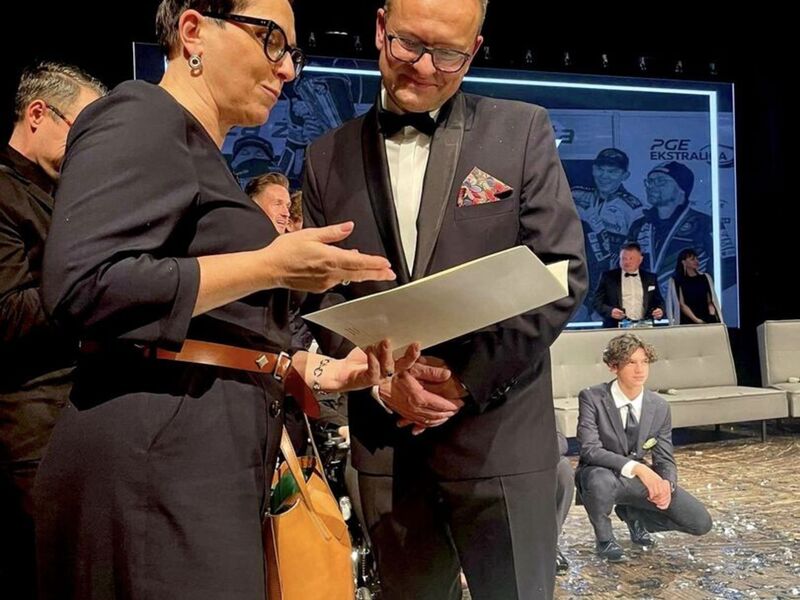 W Teatrze im. Juliusza Osterwy w Gorzowie Wlkp. odbyła się gala z okazji jubileuszu 75-lecia Stali Gorzów. Posłanka na Sejm RP Krystyna Sibińska prezesowi Stali Waldemarowi Sadowskiemu przekazała życzenia nie tylko w swoim imieniu, ale też od "Sejmowego Klubu Parlamentarzystów z Miast Żużlowych".