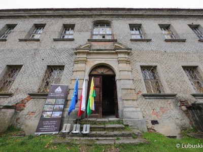 XVII-wieczny barokowy pałac przy ul. Górnej w Zielonej Górze Ochli -  