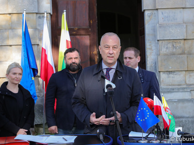 Przed wejściem do XVII-wiecznego zabytku przy ul. Górnej w Zielonej Górze Ochli podpisano umowę na dofinansowanie projektu w ramach Regionalnego Programu Operacyjnego – Lubuskie 2020 pod nazwą „Rewitalizacja barokowego Pałacu w Ochli wraz z otoczeniem – Centrum Kultur Europejskich - I etap”.