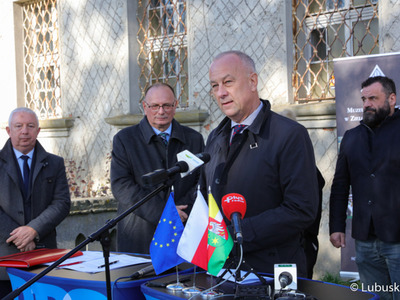 Członek zarządu woj. lubuskiego Marcin Jabłoński (przy mikrofonie) na konferencji prasowej przed XVII-wiecznym barokowym pałacu przy ul. Górnej w Zielonej Górze Ochli 