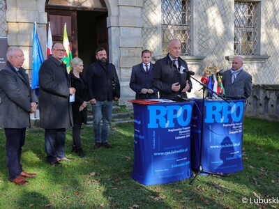 Członek zarządu woj. lubuskiego Marcin Jabłoński (przy mikrofonie) na konferencji prasowej przed XVII-wiecznym barokowym pałacu przy ul. Górnej w Zielonej Górze Ochli 