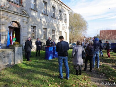 Konferencja prasowa przed XVII-wiecznym barokowym pałacu przy ul. Górnej w Zielonej Górze Ochli 