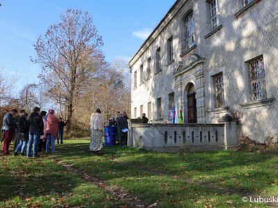 Konferencja prasowa przed XVII-wiecznym barokowym pałacu przy ul. Górnej w Zielonej Górze Ochli 
