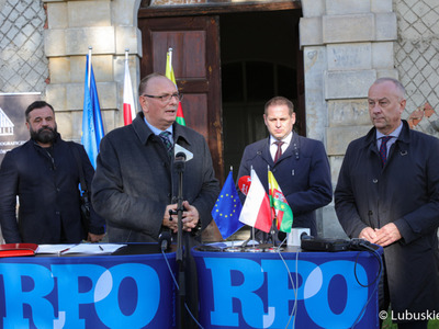 Wicemarszałek woj. lubuskiego Stanisław Tomczyszyn (przy mikrofonie) na konferencji prasowej przed XVII-wiecznym barokowym pałacu przy ul. Górnej w Zielonej Górze Ochli 