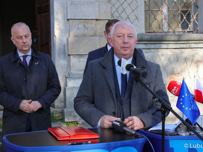 Uczestnicy konferencji prasowej przed XVII-wiecznym barokowym pałacu przy ul. Górnej w Zielonej Górze Ochli 