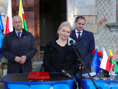 Uczestnicy konferencji prasowej przed XVII-wiecznym barokowym pałacu przy ul. Górnej w Zielonej Górze Ochli 