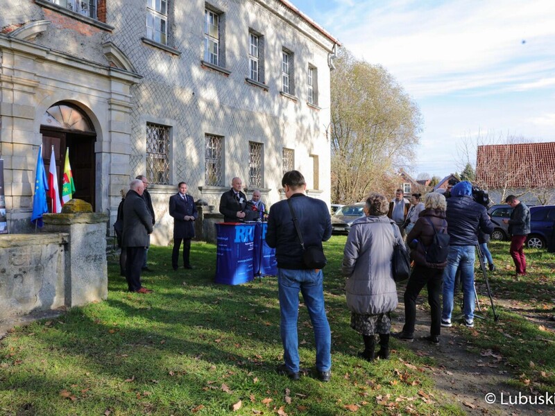 Konferencja prasowa przed XVII-wiecznym barokowym pałacu przy ul. Górnej w Zielonej Górze Ochli