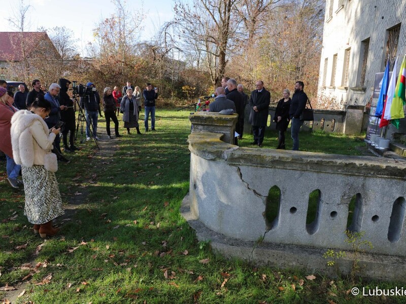 Konferencja prasowa przed XVII-wiecznym barokowym pałacu przy ul. Górnej w Zielonej Górze Ochli