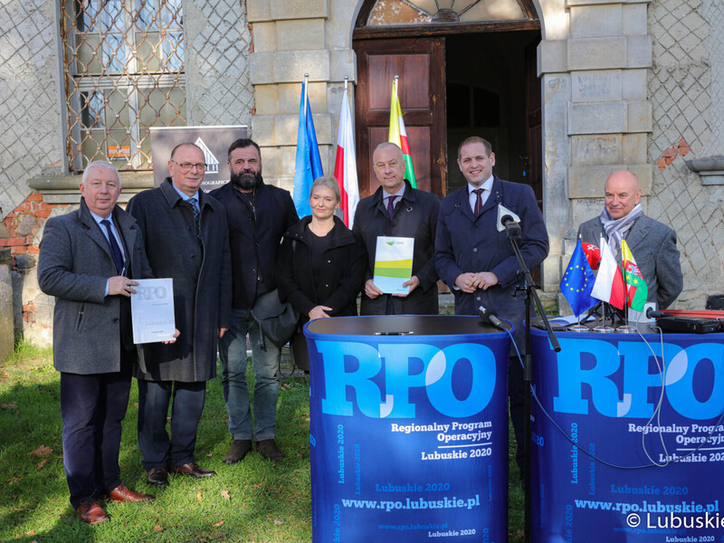 Przed wejściem do XVII-wiecznego zabytku przy ul. Górnej w Zielonej Górze Ochli podpisano umowę na dofinansowanie projektu w ramach Regionalnego Programu Operacyjnego – Lubuskie 2020 pod nazwą „Rewitalizacja barokowego Pałacu w Ochli wraz z otoczeniem – Centrum Kultur Europejskich - I etap”.