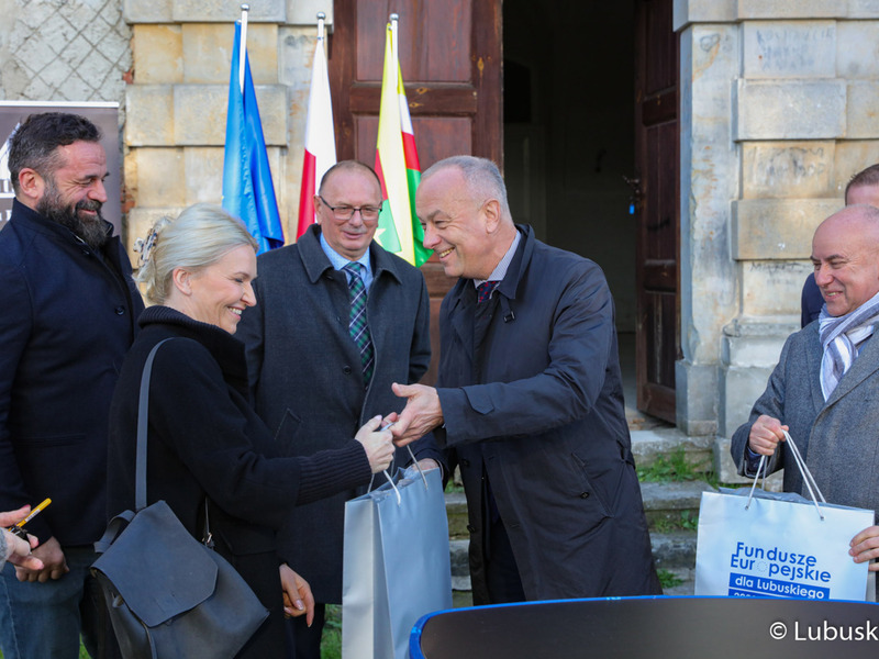 Uczestnicy konferencji prasowej przed XVII-wiecznym barokowym pałacu przy ul. Górnej w Zielonej Górze Ochli