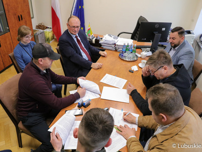 Podpisanie umów na wsparcie kół łowieckich w regionie w obszarze ekologii, ochrony zwierząt i ochrony dziedzictwa przyrodniczego.
