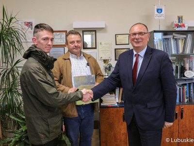 Wicemarszałek Stanisław Tomczyszyn podpisał umowy na wsparcie kół łowieckich w regionie w obszarze ekologii, ochrony zwierząt i ochrony dziedzictwa przyrodniczego.

