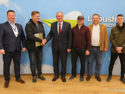 Wicemarszałek Stanisław Tomczyszyn podpisał umowy na wsparcie kół łowieckich w regionie w obszarze ekologii, ochrony zwierząt i ochrony dziedzictwa przyrodniczego.
