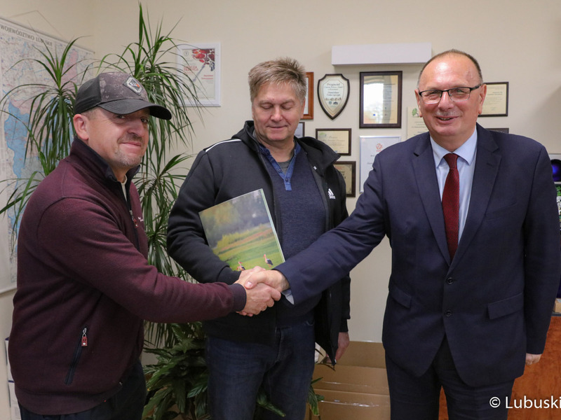 Wicemarszałek Stanisław Tomczyszyn podpisał umowy na wsparcie kół łowieckich w regionie w obszarze ekologii, ochrony zwierząt i ochrony dziedzictwa przyrodniczego.
