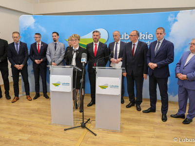 Uczestnicy konferencji prasowej dot. podziału pieniędzy w ramach Zintegrowanych Inwestycji Terytorialnych (ZIT-ów). Przy mikrofonie marszałek Elżbieta Anna Polak. 