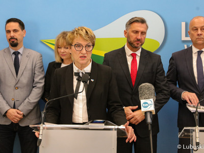 Uczestnicy konferencji prasowej dot. podziału pieniędzy w ramach Zintegrowanych Inwestycji Terytorialnych (ZIT-ów). Przy mikrofonie marszałek Elżbieta Anna Polak.