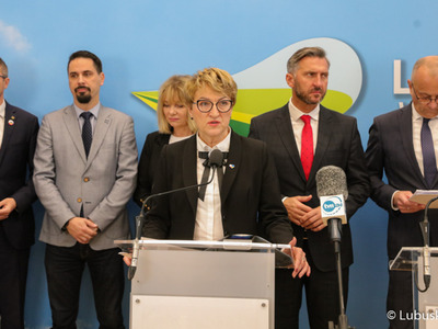Uczestnicy konferencji prasowej dot. podziału pieniędzy w ramach Zintegrowanych Inwestycji Terytorialnych (ZIT-ów). Przy mikrofonie marszałek Elżbieta Anna Polak. 