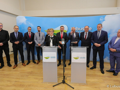 Uczestnicy konferencji prasowej dot. podziału pieniędzy w ramach Zintegrowanych Inwestycji Terytorialnych (ZIT-ów). Przy mikrofonie marszałek Elżbieta Anna Polak. 