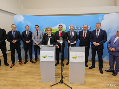 Uczestnicy konferencji prasowej dot. podziału pieniędzy w ramach Zintegrowanych Inwestycji Terytorialnych (ZIT-ów). Przy mikrofonie marszałek Elżbieta Anna Polak.