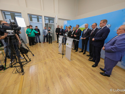 Uczestnicy konferencji prasowej dot. podziału pieniędzy w ramach Zintegrowanych Inwestycji Terytorialnych (ZIT-ów). Przy mikrofonie marszałek Elżbieta Anna Polak. 