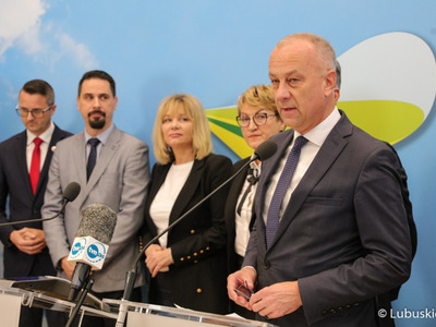 Uczestnicy konferencji prasowej dot. podziału pieniędzy w ramach Zintegrowanych Inwestycji Terytorialnych (ZIT-ów). Przy mikrofonie członek zarządu woj. lubuskiego Marcin Jabłoński.