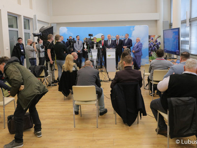 Uczestnicy konferencji prasowej dot. podziału pieniędzy w ramach Zintegrowanych Inwestycji Terytorialnych (ZIT-ów).