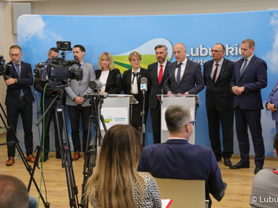 Uczestnicy konferencji prasowej dot. podziału pieniędzy w ramach Zintegrowanych Inwestycji Terytorialnych (ZIT-ów). Przy mikrofonie członek zarządu woj. lubuskiego Marcin Jabłoński.