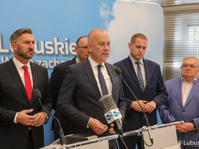 Uczestnicy konferencji prasowej dot. podziału pieniędzy w ramach Zintegrowanych Inwestycji Terytorialnych (ZIT-ów). Przy mikrofonie członek zarządu woj. lubuskiego Marcin Jabłoński.