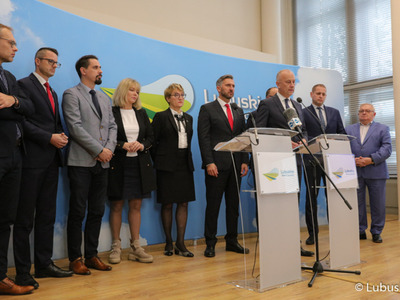 Uczestnicy konferencji prasowej dot. podziału pieniędzy w ramach Zintegrowanych Inwestycji Terytorialnych (ZIT-ów). Przy mikrofonie członek zarządu woj. lubuskiego Marcin Jabłoński.