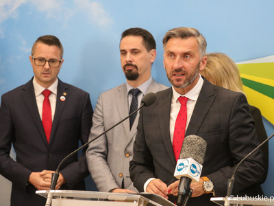Uczestnicy konferencji prasowej dot. podziału pieniędzy w ramach Zintegrowanych Inwestycji Terytorialnych (ZIT-ów). Przy mikrofonie poseł na Sejm RP Waldemar Sługocki.