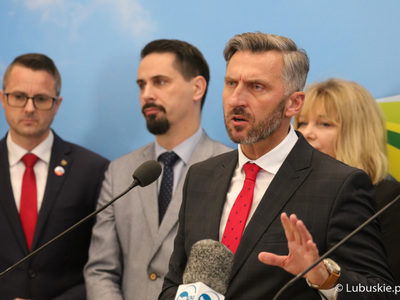 Uczestnicy konferencji prasowej dot. podziału pieniędzy w ramach Zintegrowanych Inwestycji Terytorialnych (ZIT-ów). Przy mikrofonie poseł na Sejm RP Waldemar Sługocki.