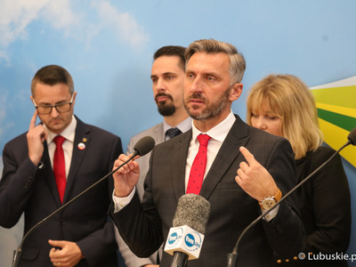 Uczestnicy konferencji prasowej dot. podziału pieniędzy w ramach Zintegrowanych Inwestycji Terytorialnych (ZIT-ów). Przy mikrofonie poseł na Sejm RP Waldemar Sługocki.