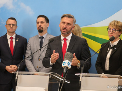 Uczestnicy konferencji prasowej dot. podziału pieniędzy w ramach Zintegrowanych Inwestycji Terytorialnych (ZIT-ów). Przy mikrofonie poseł na Sejm RP Waldemar Sługocki.