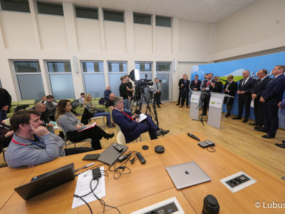 Uczestnicy konferencji prasowej dot. podziału pieniędzy w ramach Zintegrowanych Inwestycji Terytorialnych (ZIT-ów). Przy mikrofonie poseł na Sejm RP Waldemar Sługocki.
