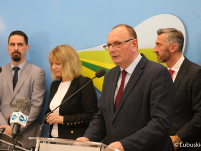 Uczestnicy konferencji prasowej dot. podziału pieniędzy w ramach Zintegrowanych Inwestycji Terytorialnych (ZIT-ów). Przy mikrofonie wicemarszałek Stanisław Tomczyszyn.