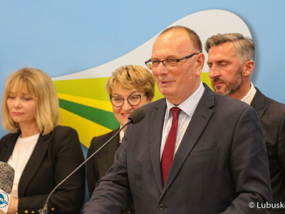 Uczestnicy konferencji prasowej dot. podziału pieniędzy w ramach Zintegrowanych Inwestycji Terytorialnych (ZIT-ów). Przy mikrofonie wicemarszałek Stanisław Tomczyszyn.