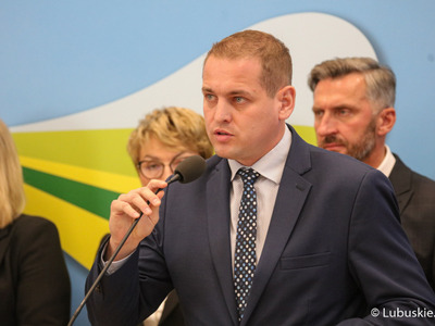 Uczestnicy konferencji prasowej dot. podziału pieniędzy w ramach Zintegrowanych Inwestycji Terytorialnych (ZIT-ów). Przy mikrofonie wicemarszałek Łukasz Porycki.