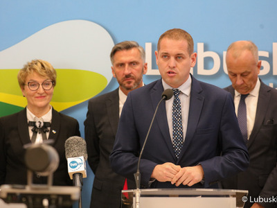 Uczestnicy konferencji prasowej dot. podziału pieniędzy w ramach Zintegrowanych Inwestycji Terytorialnych (ZIT-ów). Przy mikrofonie wicemarszałek Łukasz Porycki.