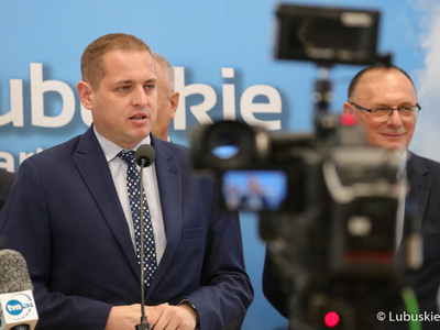 Uczestnicy konferencji prasowej dot. podziału pieniędzy w ramach Zintegrowanych Inwestycji Terytorialnych (ZIT-ów). Przy mikrofonie wicemarszałek Łukasz Porycki.