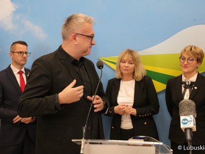 Uczestnicy konferencji prasowej dot. podziału pieniędzy w ramach Zintegrowanych Inwestycji Terytorialnych (ZIT-ów). Przy mikrofonie radny woj. lubuskiego Sławomir Kowal.