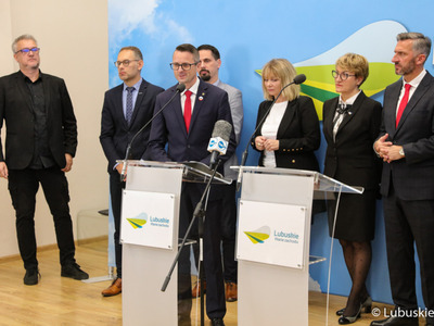 Uczestnicy konferencji prasowej dot. podziału pieniędzy w ramach Zintegrowanych Inwestycji Terytorialnych (ZIT-ów). Przy mikrofonie burmistrz Kożuchowa Paweł Jagasek. 