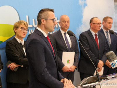 Uczestnicy konferencji prasowej dot. podziału pieniędzy w ramach Zintegrowanych Inwestycji Terytorialnych (ZIT-ów). Przy mikrofonie burmistrz Kożuchowa Paweł Jagasek. 