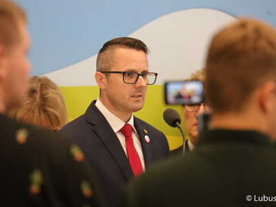 Uczestnicy konferencji prasowej dot. podziału pieniędzy w ramach Zintegrowanych Inwestycji Terytorialnych (ZIT-ów). Przy mikrofonie burmistrz Kożuchowa Paweł Jagasek. 
