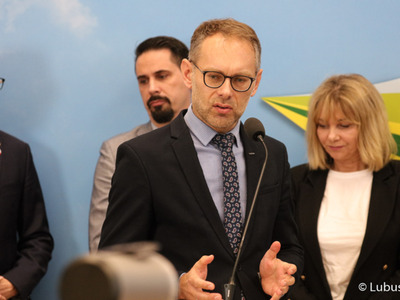 Uczestnicy konferencji prasowej dot. podziału pieniędzy w ramach Zintegrowanych Inwestycji Terytorialnych (ZIT-ów). Przy mikrofonie burmistrz MiG Wschowa Konrad Antkowiak.