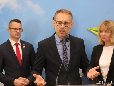 Uczestnicy konferencji prasowej dot. podziału pieniędzy w ramach Zintegrowanych Inwestycji Terytorialnych (ZIT-ów). Przy mikrofonie burmistrz MiG Wschowa Konrad Antkowiak. 