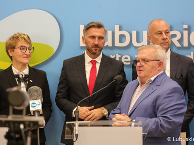 Uczestnicy konferencji prasowej dot. podziału pieniędzy w ramach Zintegrowanych Inwestycji Terytorialnych (ZIT-ów). Przy mikrofonie członek zarządu woj. lubuskiego Tadeusz Jędrzejczak.