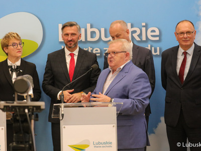 Uczestnicy konferencji prasowej dot. podziału pieniędzy w ramach Zintegrowanych Inwestycji Terytorialnych (ZIT-ów). Przy mikrofonie członek zarządu woj. lubuskiego Tadeusz Jędrzejczak.