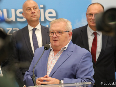 Uczestnicy konferencji prasowej dot. podziału pieniędzy w ramach Zintegrowanych Inwestycji Terytorialnych (ZIT-ów). Przy mikrofonie członek zarządu woj. lubuskiego Tadeusz Jędrzejczak.